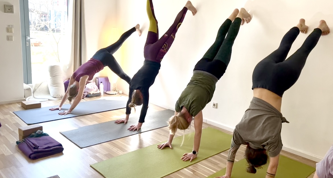 Yogalehrer Ausbildung: Neue Wege gehen. - ✨ 200h Yogalehrer*innen Ausbildung ✨ „Yoga – ein Lebensweg“ 🧘‍♀️💜