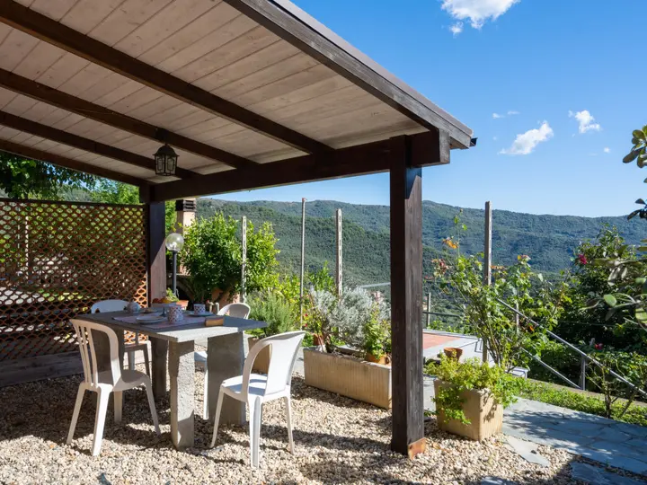 Yogaevent: Beispiel Terrasse einer Ferienwohnung - IN FREIHEIT VERBUNDEN 7-tägiges Yoga Retreat in der Natur in Ligurien/Italien