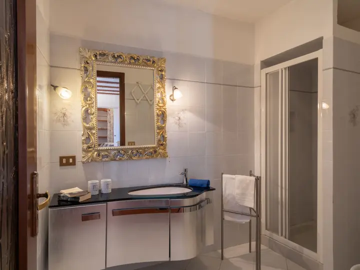 Yogaevent: Beispiel Badezimmer einer Ferienwohnung - IN FREIHEIT VERBUNDEN 7-tägiges Yoga Retreat in der Natur in Ligurien/Italien