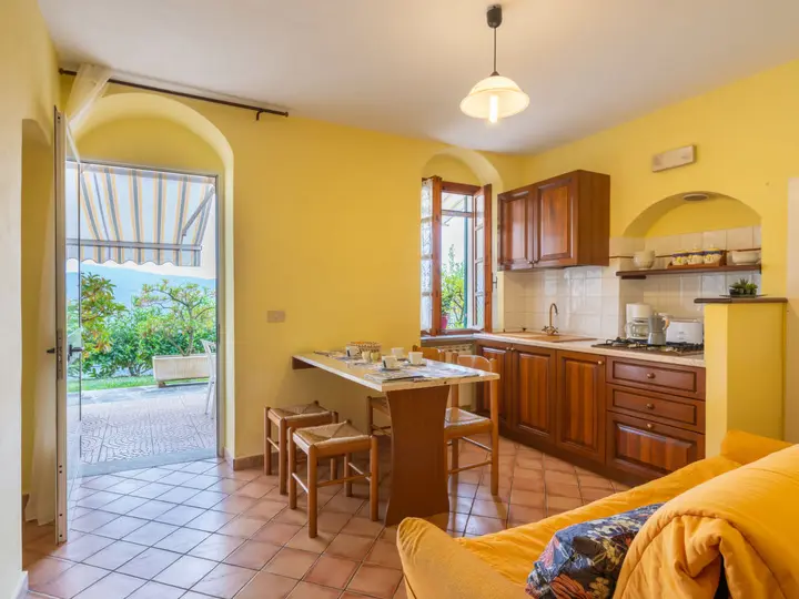 Yogaevent: Beispiel Küche/Esszimmer einer Ferienwohnung - IN FREIHEIT VERBUNDEN 7-tägiges Yoga Retreat in der Natur in Ligurien/Italien