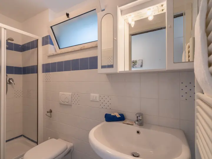 Yogaevent: Beispiel Badezimmer einer Ferienwohnung - IN FREIHEIT VERBUNDEN 7-tägiges Yoga Retreat in der Natur in Ligurien/Italien