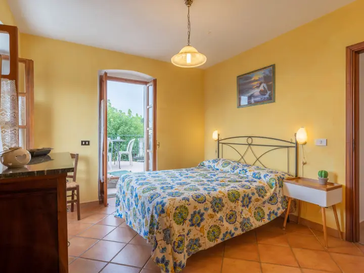 Yogaevent: Beispiel Schlafzimmer einer Ferienwohnung - IN FREIHEIT VERBUNDEN 7-tägiges Yoga Retreat in der Natur in Ligurien/Italien