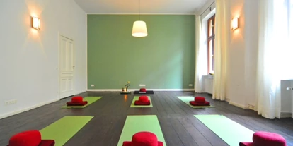 Yoga course - Berlin-Stadt Bezirk Neukölln - https://scontent.xx.fbcdn.net/hphotos-xap1/v/t1.0-9/11227596_831750776872666_7074824796367975049_n.jpg?oh=b346f398b613062b257efd000b00a839&oe=575F15CE - Yogastudio Mandiram Berlin