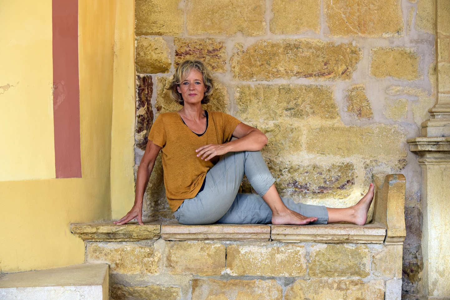 Yogakurs - spezielle Yogaangebote: Yogatherapie - Marichyasana, Yogini im Drehsitz - YOGA - Susanne Pahnke