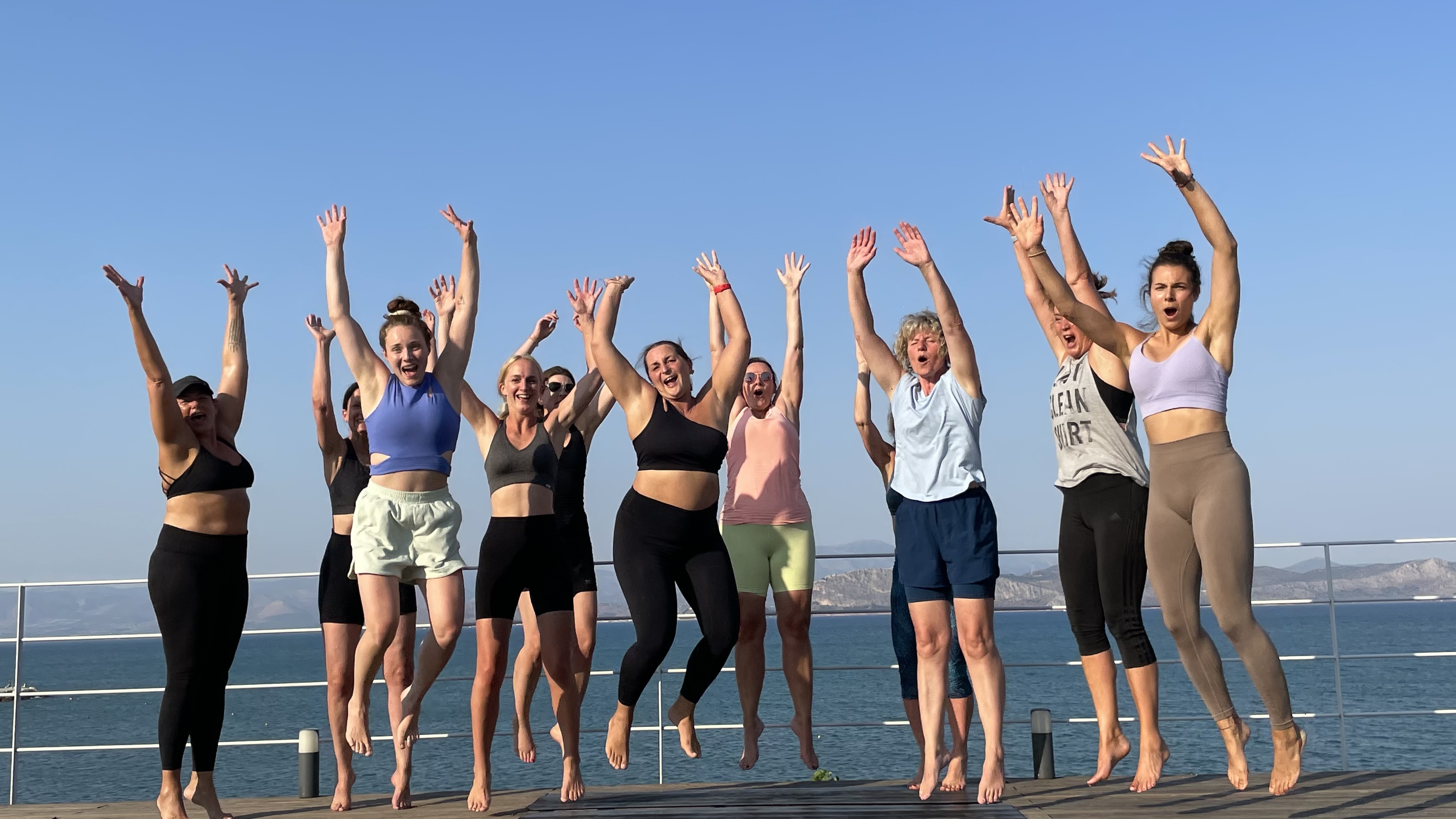 Yoga: Glückliche Retreatteilnehmerinnen am Meer - AVA HOT YOGA