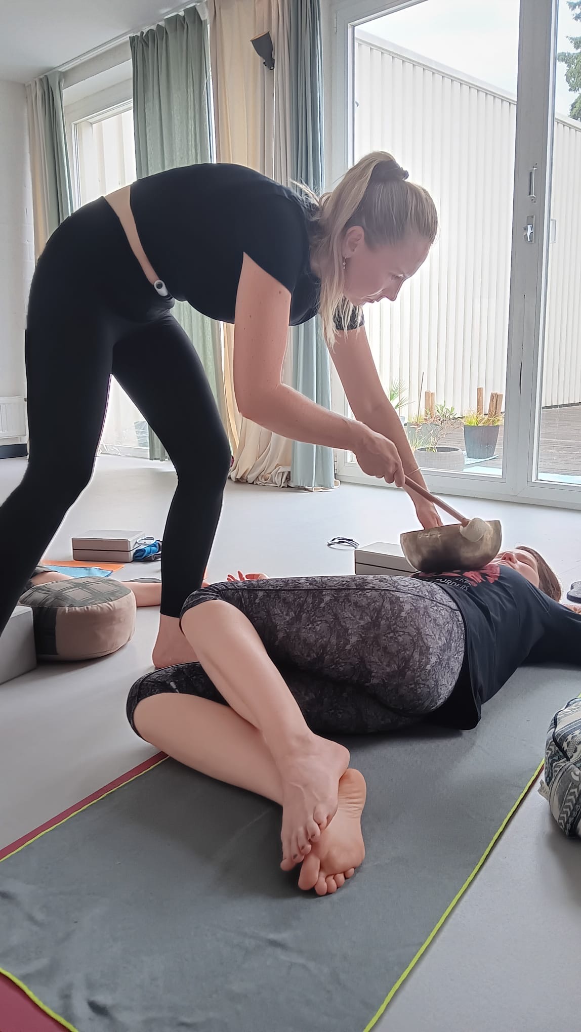 Yoga: Yin Yoga und Soundhealing bei uns im Studio - AVA HOT YOGA