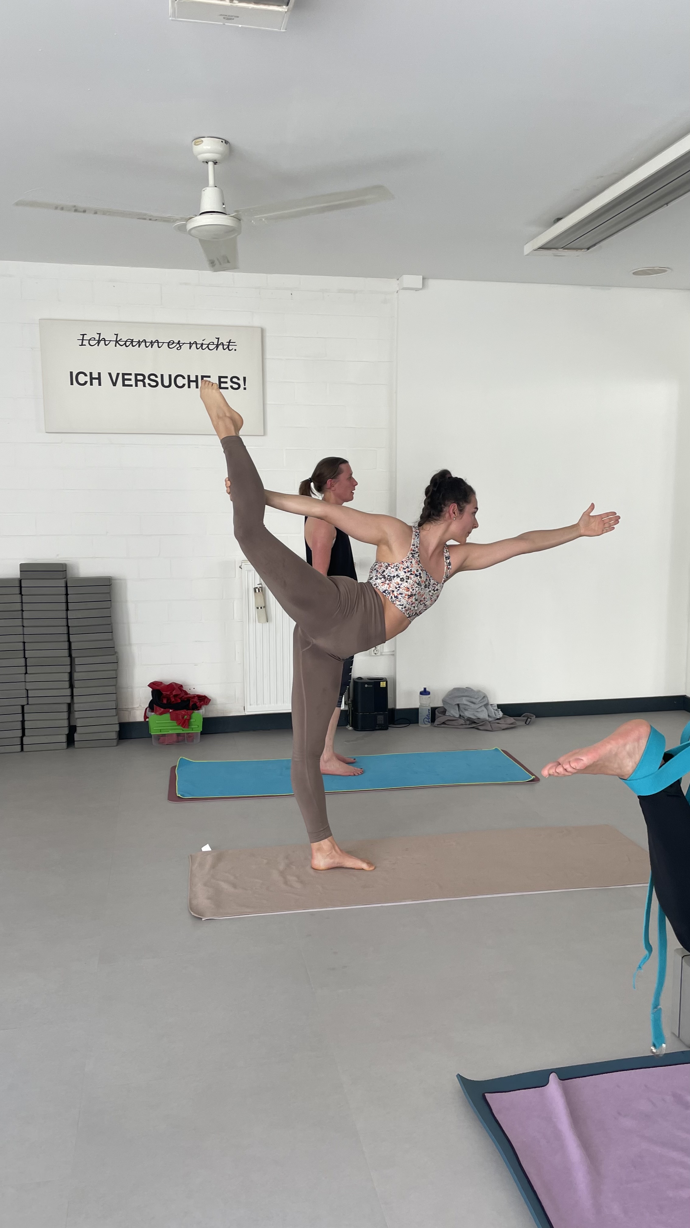Yoga: Fast perfekter stehender Bogen. Eine Besonderheit. - AVA HOT YOGA
