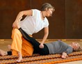 Yoga: Thai Yoga oder Yoga für Faule ist tiefenentspannend und es löst Blockaden, dehnt den Körper auf sehr sanfte Art - einfach genießen!  - Sabine Zelger