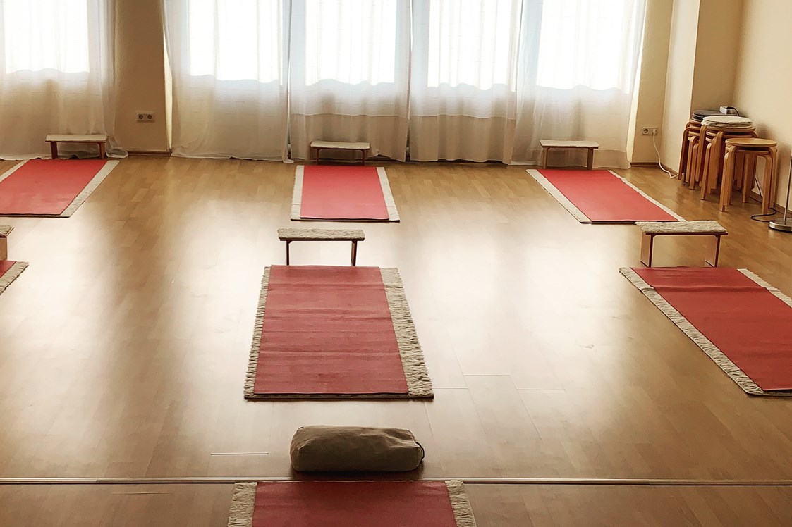Yoga: Notwendiger Abstand ganz sicher! - Frank Hampe - Yoga Zentrum Krefeld