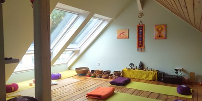 Yogakurs - vorhandenes Yogazubehör: Yogamatten - Dortmund - Yogaraum Shala Utaja - Shantidevi bei Shala Utaja