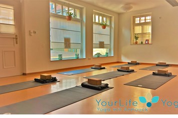 Yoga: Yoga Studio: YourLife.Yoga, Yoga mit Annouck - Annouck Schaub