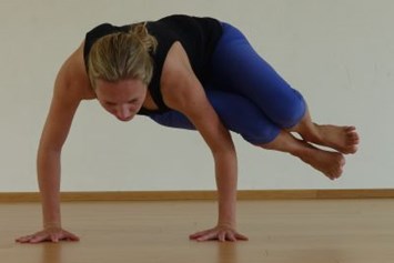 Yoga: Nicole Konrad in Bakasana - Nicole Konrad