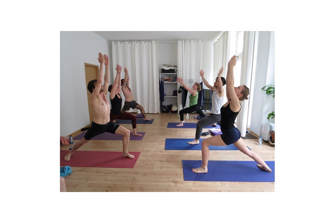 Yoga: https://scontent.xx.fbcdn.net/hphotos-xpt1/t31.0-0/p180x540/12182622_1146164878731853_5464792997795905219_o.jpg - Ashtanga Yoga Room