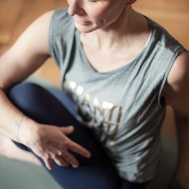 Yoga: Let`s twist ...  - Julia Hauser