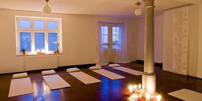 Yoga course - Yogastil: Yin Yoga - München Schwabing-Freimann - Wir haben einen schönen, großzügigen Raum im Hinterhof der Arcisstr 55 im Yogastudio Atemraum - alles was wir brauchen ist vorhanden: Matten, Decken, Blöcke, etc! :) - Florian Fertl