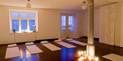 Yogakurs - Yogastil: Yin Yoga - München Maxvorstadt - Wir haben einen schönen, großzügigen Raum im Hinterhof der Arcisstr 55 im Yogastudio Atemraum - alles was wir brauchen ist vorhanden: Matten, Decken, Blöcke, etc! :) - Florian Fertl