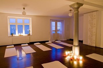 Yoga: Wir haben einen schönen, großzügigen Raum im Hinterhof der Arcisstr 55 im Yogastudio Atemraum - alles was wir brauchen ist vorhanden: Matten, Decken, Blöcke, etc! :) - Florian Fertl