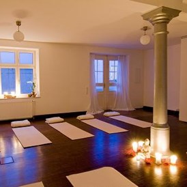 Yoga: Wir haben einen schönen, großzügigen Raum im Hinterhof der Arcisstr 55 im Yogastudio Atemraum - alles was wir brauchen ist vorhanden: Matten, Decken, Blöcke, etc! :) - Florian Fertl