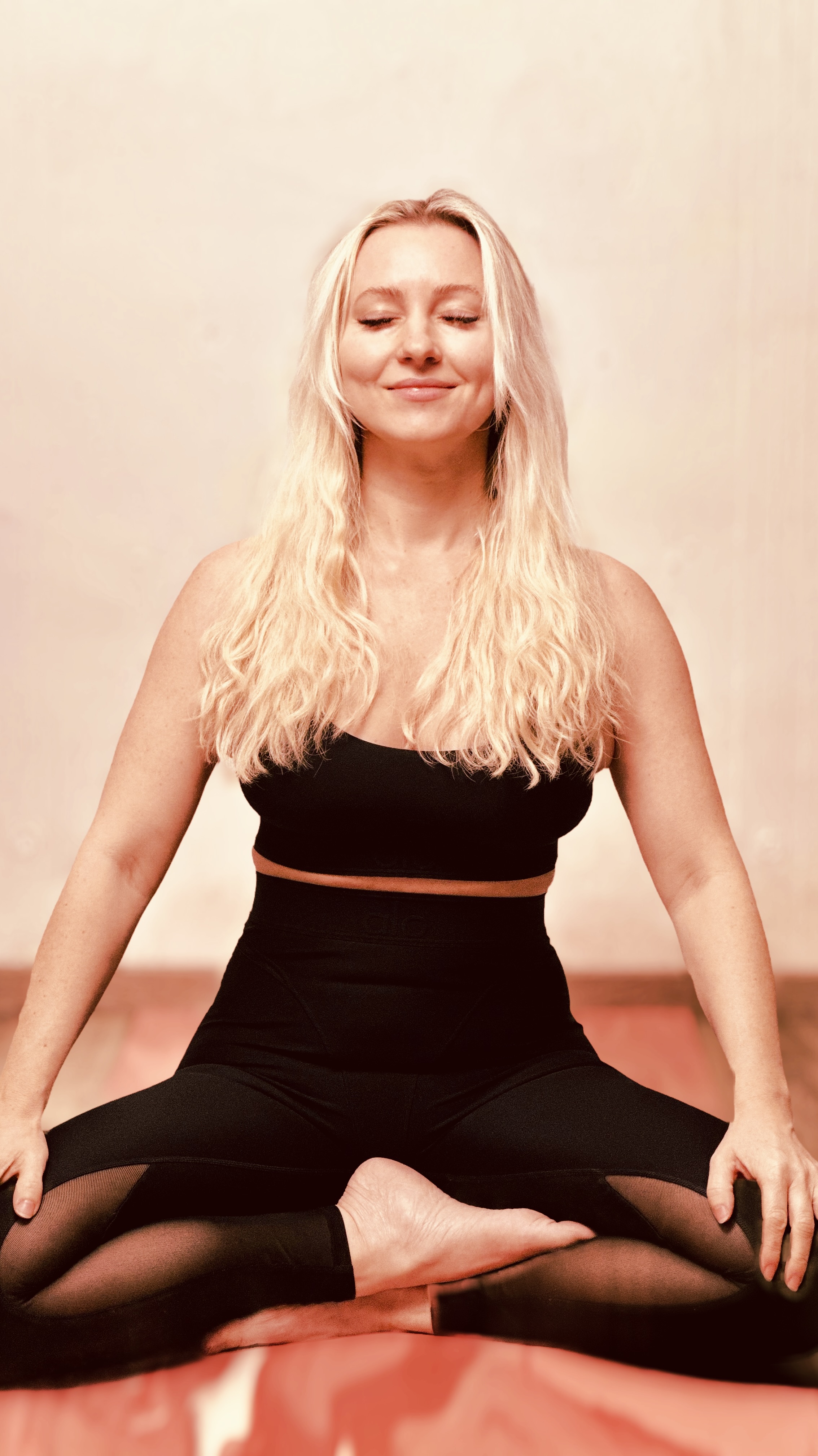 Clase de yoga - Norte de Rhine-Westphalia - Hallo, ich bin Denise.

Als Personal Trainerin und Yoga-Lehrerin begleite ich Menschen mit einem ganzheitlichen Konzept aus Personal Training, Yoga, Faszienarbeit, Atemtechniken und Meditation.

Mein Ziel ist es, Beweglichkeit, Kraft, Körperbewusstsein und innere Balance nachhaltig zu fördern. Jede Einheit wird individuell auf deine Bedürfnisse, deine Ziele und deine körperlichen Voraussetzungen abgestimmt – entspannt bei dir zu Hause.

Ich freue mich darauf, dich kennenzulernen. - Balance Yoga 