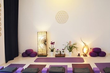 Yoga: https://scontent.xx.fbcdn.net/hphotos-xfp1/t31.0-8/s720x720/12622294_938407239540033_607027383274745467_o.jpg - Infinity Sunlight - Raum für Yoga und Massage