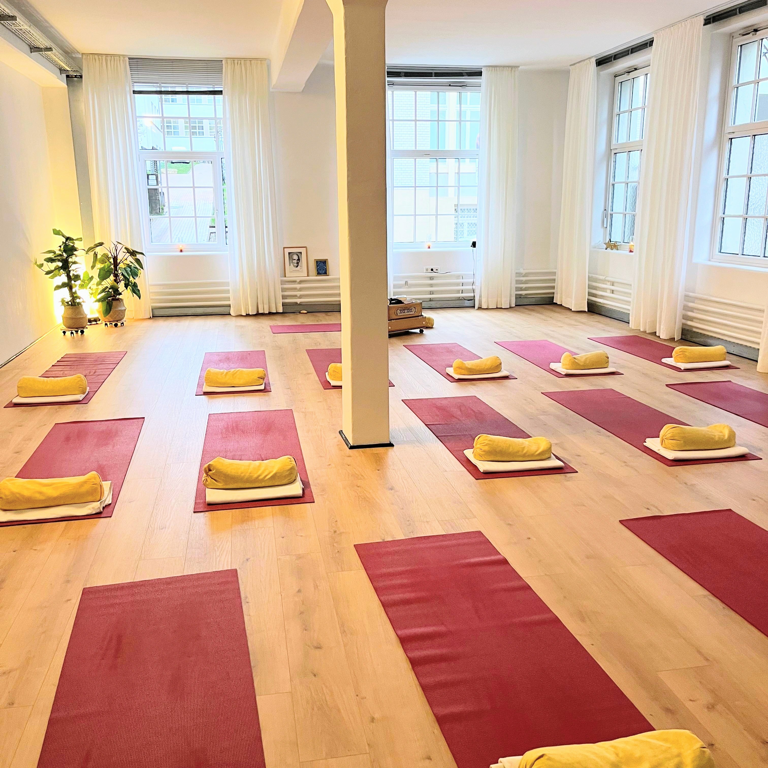 Yogakurs - geeignet für: Fortgeschrittene - Yogaraum, ein Raum inkl. kompletter Studioausstattung (Matten, Kissen, Decken, Gurte, ...), eine voll ausgestattete Teeküche, Garderobe, WC und eine begrünte Innenhof-Terrasse sorgen für Komfort und Atmosphäre. Hohe Decken, große Fabrikfenster, Eicheparkett und ein modernes Lichtkonzept schaffen ein einzigartiges Loft-Flair. - Lichtloft 