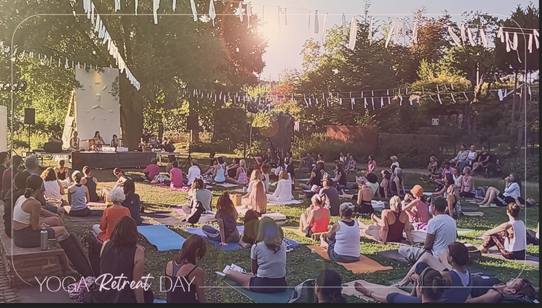 Yoga course - Germany - yoga area 2, die große community wiese bei der roh cacao cereomny mit kakao mischa und ankasana - Yoga Retreat Day 