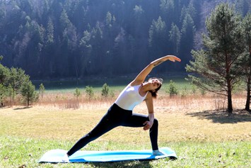 Yoga: Utthita Parsvakonasana -Yoga Kadesha - Yoga Kadesha