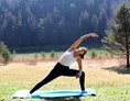 Yoga: Utthita Parsvakonasana -Yoga Kadesha - Yoga Kadesha