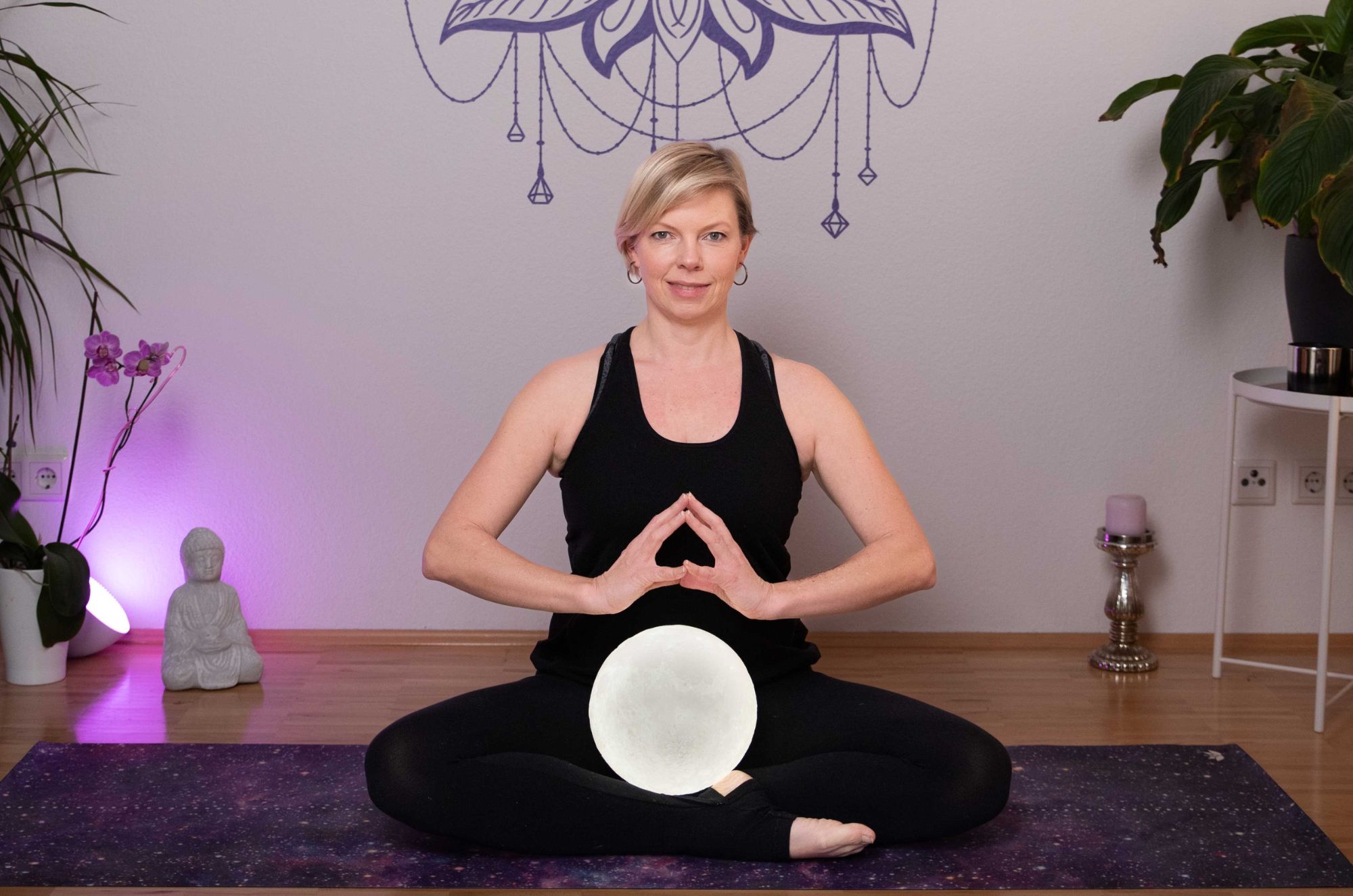 Yoga course - Kurse für bestimmte Zielgruppen: Kurse für Unternehmen - Bavaria - Yoga mit Simone | happy ~ healthy ~ om - Yoga mit Simone | happy ~ healthy ~ om | Yoga für Rücken, Entspannung & Abenteuer in Würzburg & online