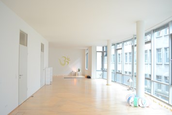 Yoga: unser 90m2 luftig loftiger Yoga-Raum - Power Yoga Leipzig