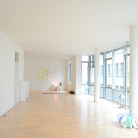 Yoga: unser 90m2 luftig loftiger Yoga-Raum - Power Yoga Leipzig