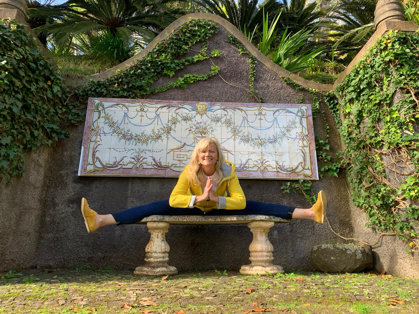 Yogakurs - Art der Yogakurse: Probestunde möglich - Upavista Konasana der Grätschsitz, diesmal auf der Parkbank - Flowyoga - dein Weg zu mehr Leichtigkeit und Licht im Leben