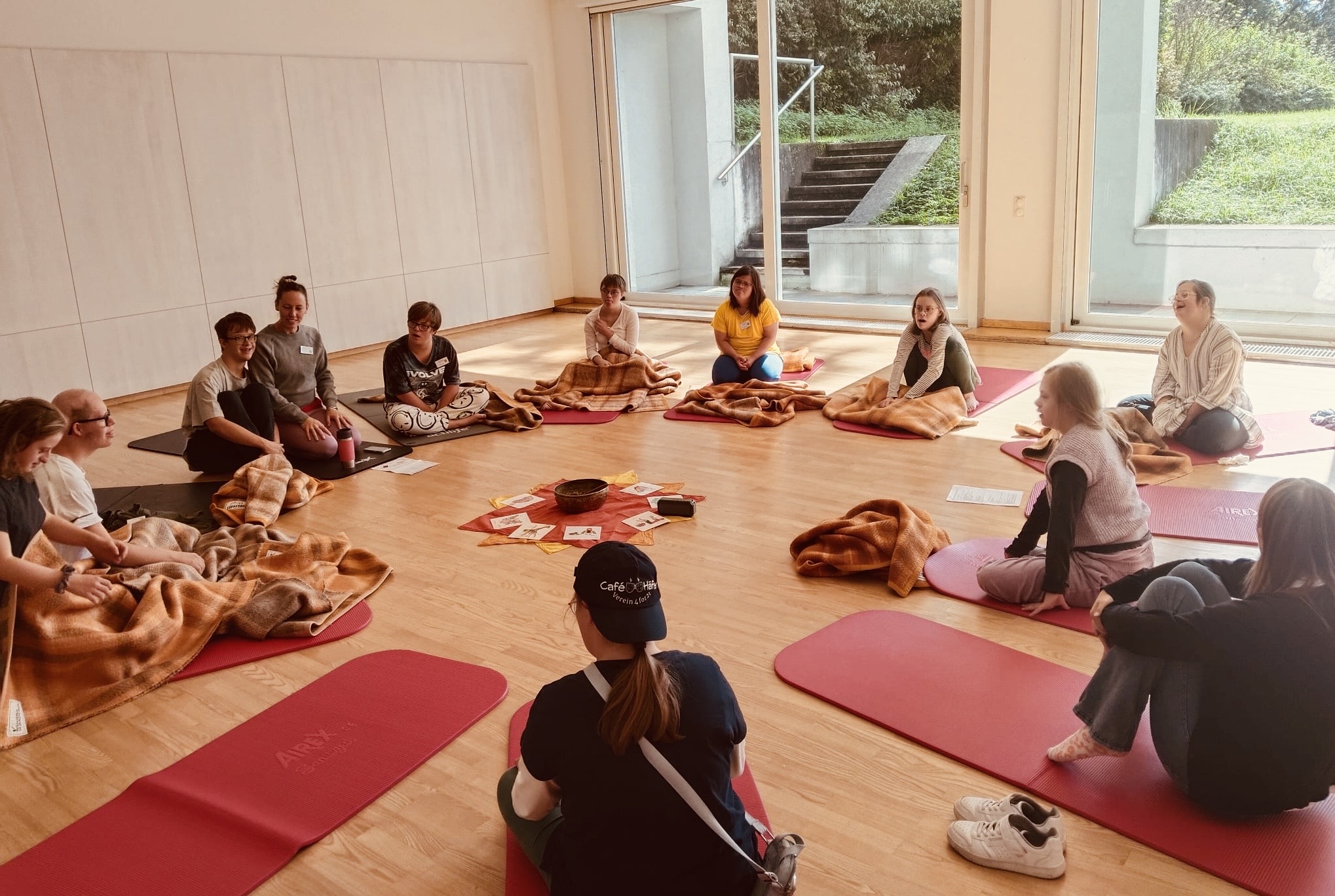 Yoga: Workshop für Jugendliche mit Down Syndrom  - Be Yoga - KUBU (Yoga für Kinder mit Behinderung)