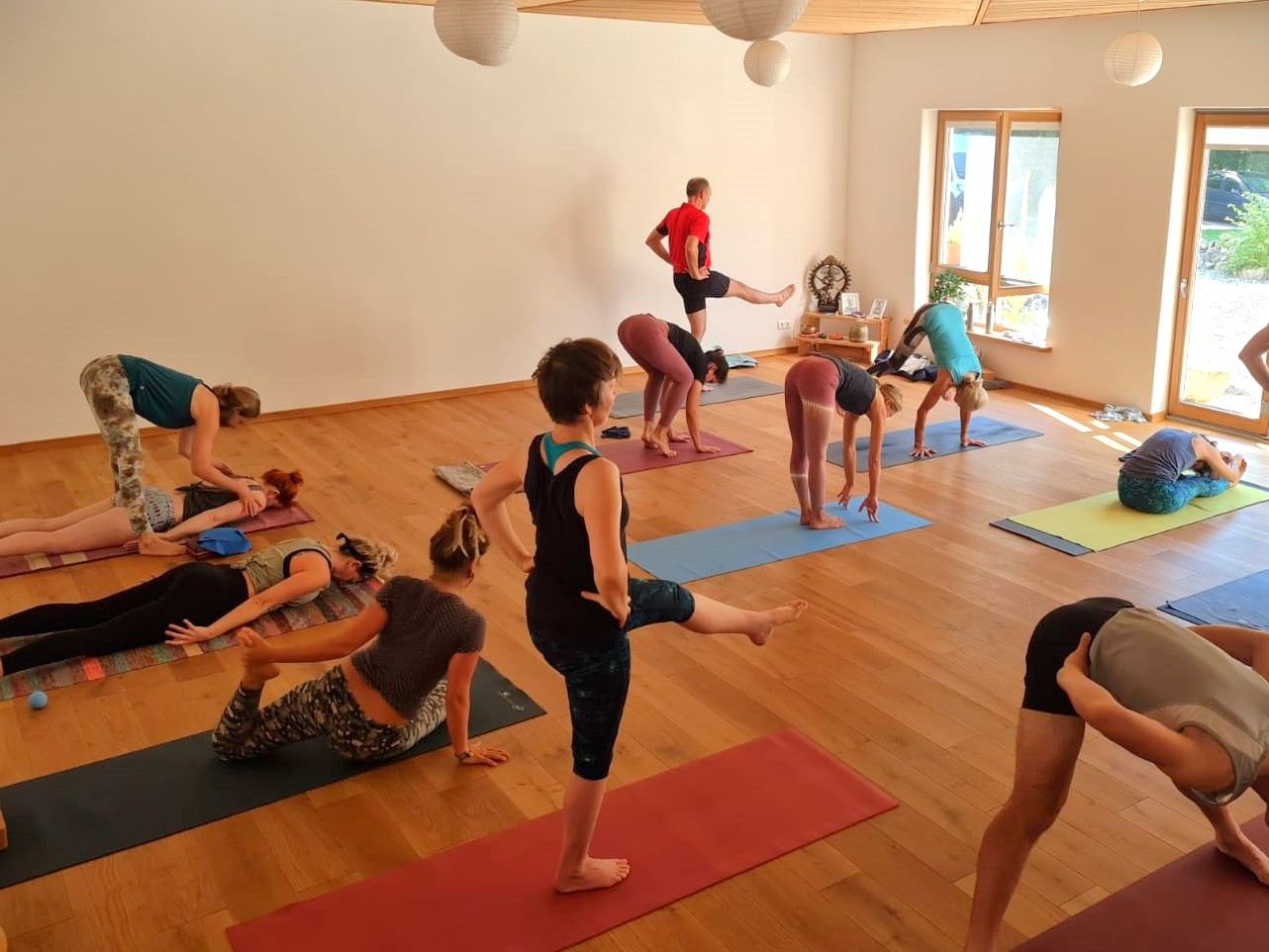 Yogakurs - Yogastil: Meditation - Blick in den Mysore Raum. Mysore Style ist zum Erlernen der Asana Abfolge und zum Aufbau einer Selbstpraxis - Ashtanga Yoga Mysore Sommer Retreat 2026, Allgäu, 6 Tage