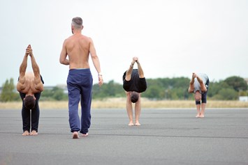 Yoga: Joachim Koch auf dem Tempelhofer Flugfeld - YANG YANG