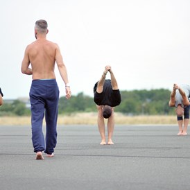 Yoga: Joachim Koch auf dem Tempelhofer Flugfeld - YANG YANG