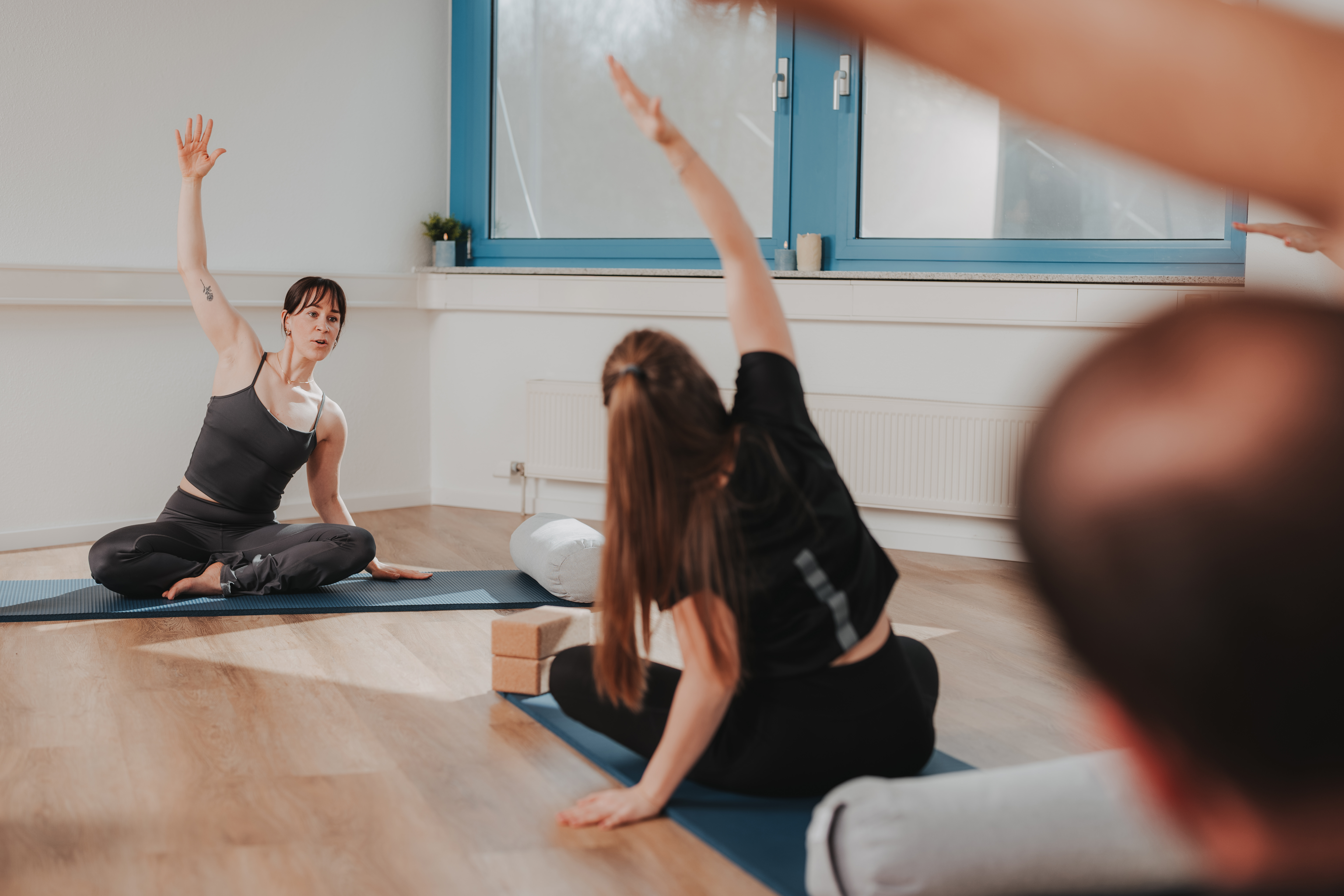 Yoga: Yoga  - IPhysioLogisch Erlenbach - Basic Yoga, Faszien Yoga, Vinyasa Yoga, Schwangerschaftsyoga, Mama Baby Yoga