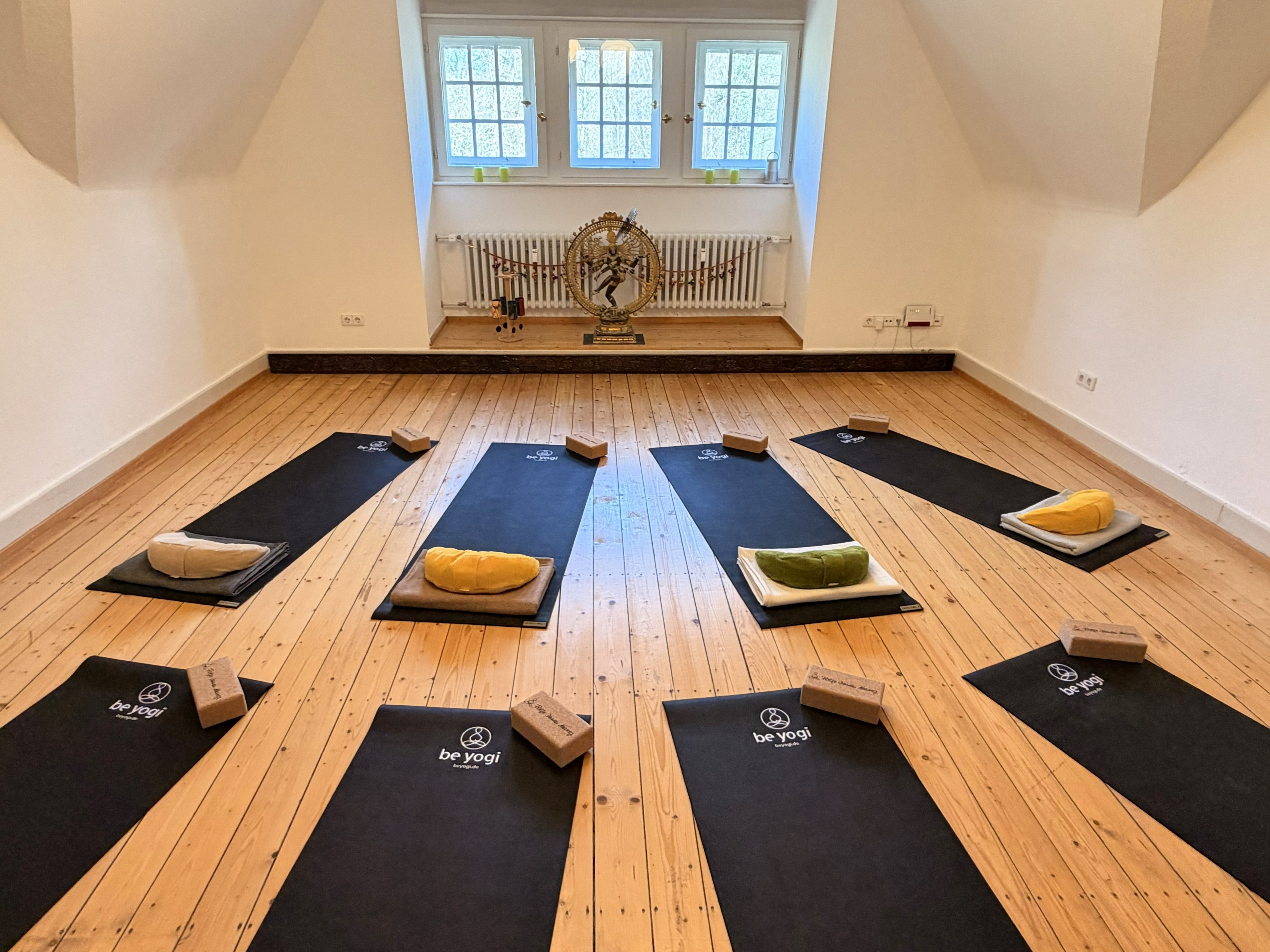 Yogakurs - Yoga-Inhalte: Asanas - 200h Yoga-Ausbildung in Karlsruhe: Hatha & Vinyasa • Yoga Alliance (AYA)