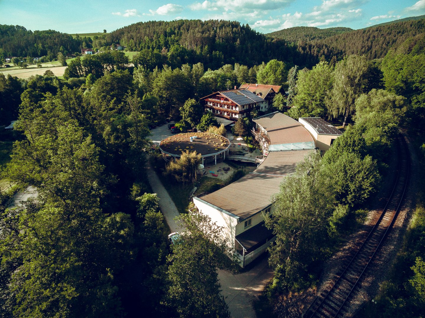 Yoga course - Ostbayern - Komplette Anlage der Schnitzmühle von oben. - Rückenyoga Retreat im Bayerischen Wald