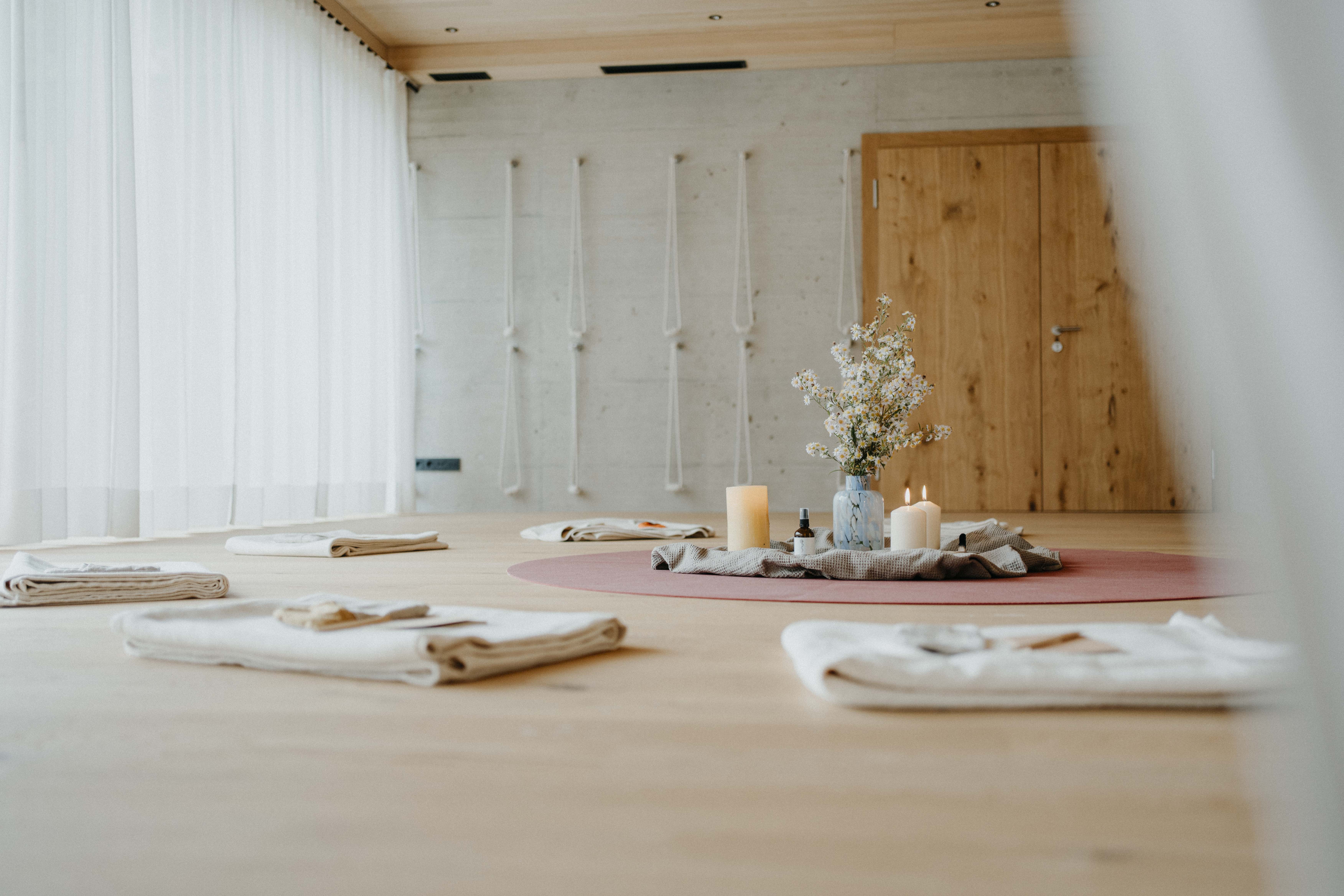 Yogakurs - Yoga Elemente: Meditation - Yogaraum - The Art of Slowing Down