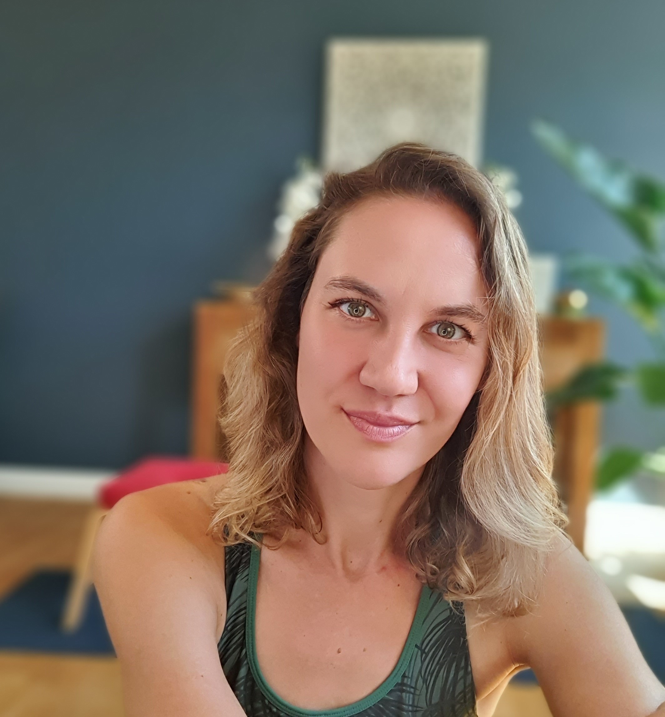 Yoga: Yogalehrerin und Hormoncoach Dr. Nadja Grap leitet den Hashimoto Yoga Workshop - Michaela Mandelartz