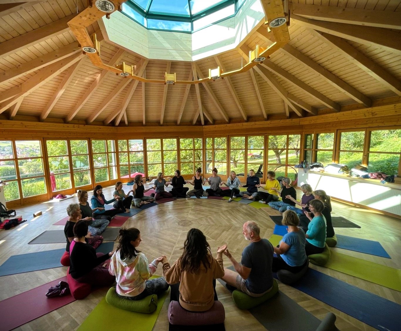 Yogaevent: Yoga im wunderschönen Yogaraum mit Panoramablick über die Rhön, Holzfussboden und Kamin - Fokus & Klarheit