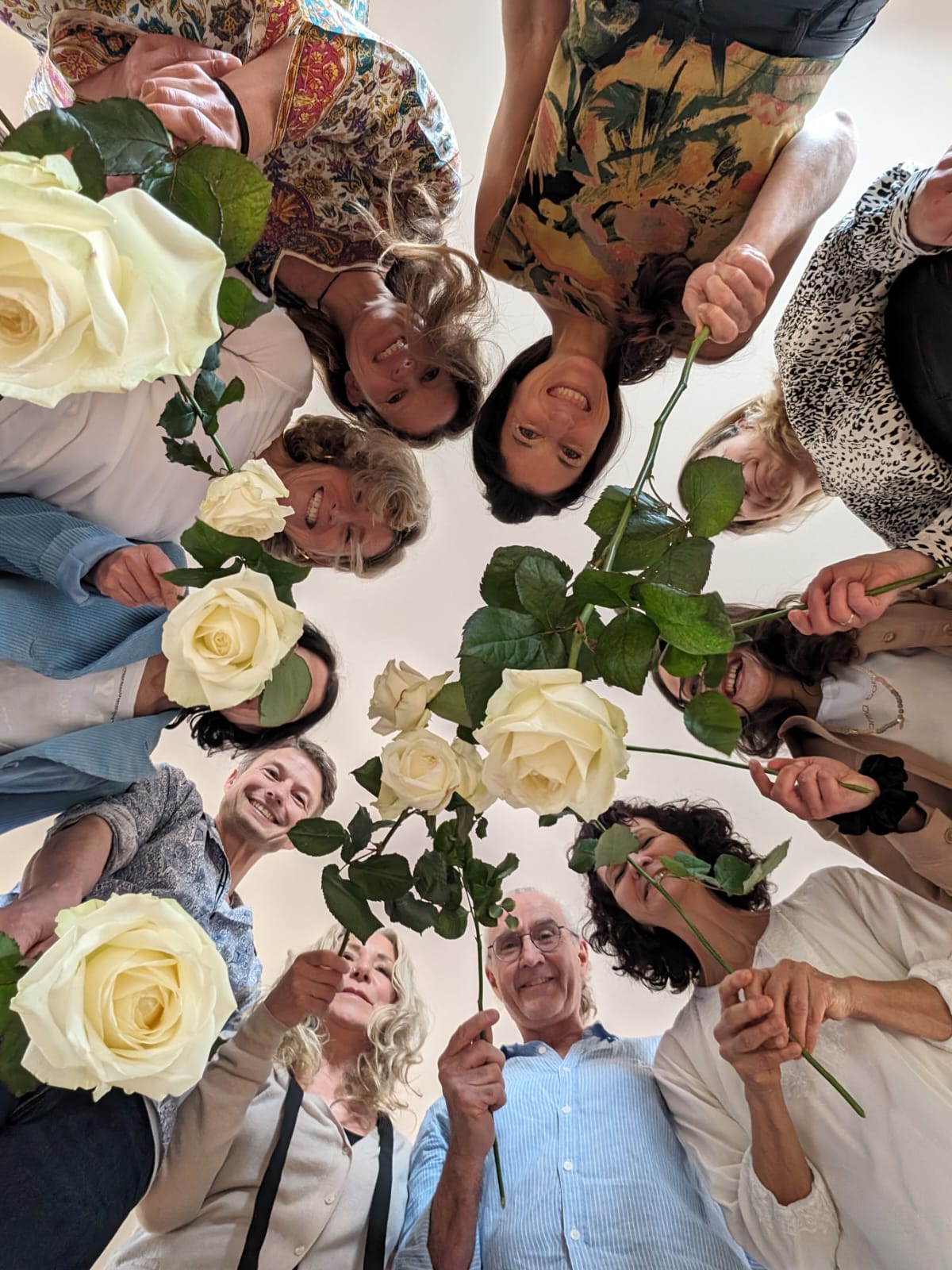 Yoga: Fröhliche Gesichter bei der Abschlusszeremonie der 200h Yogalehrerausbildung  - Yoga am Bahnhof