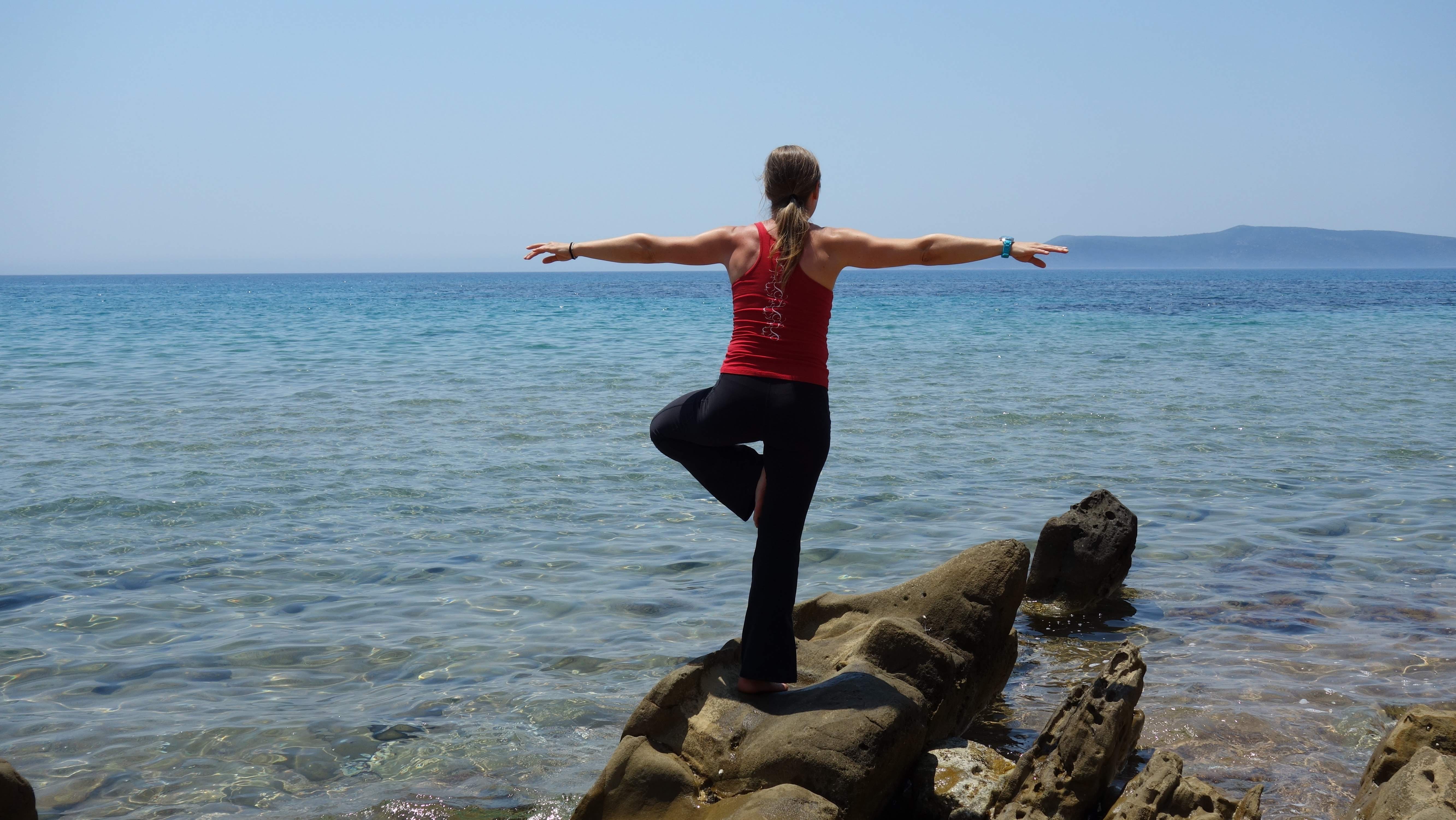 Yogaevent: Eine Teilnehmerin beim "Fotoshooting" - Yoga und Meer - Ruhe finden und Kraft tanken - Yoga mit Wei