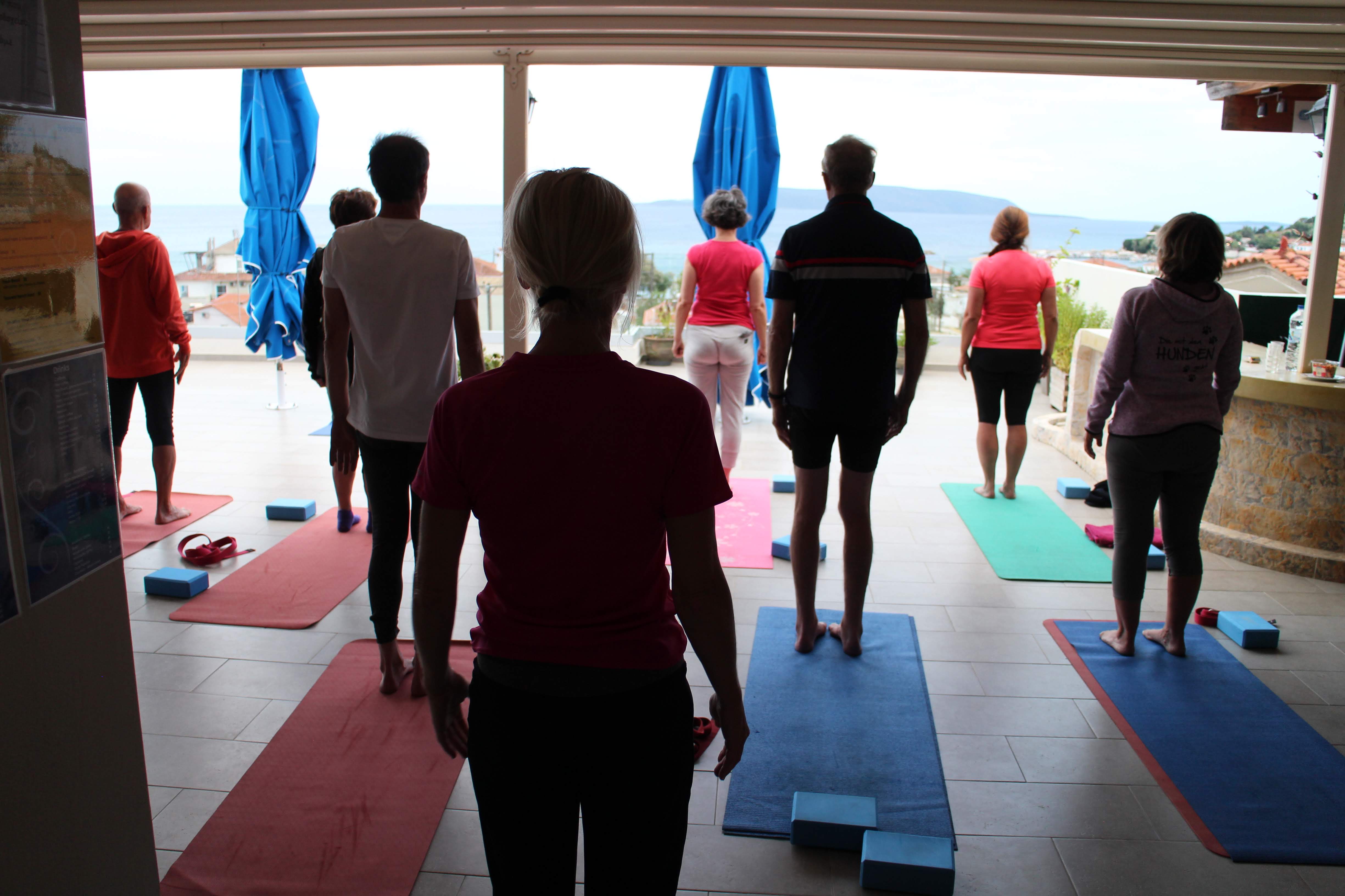 Yogaevent: Gruppe beim Abendyoga auf der Terrasse des Hotel Estia - Yoga und Meer - Ruhe finden und Kraft tanken - Yoga mit Wei