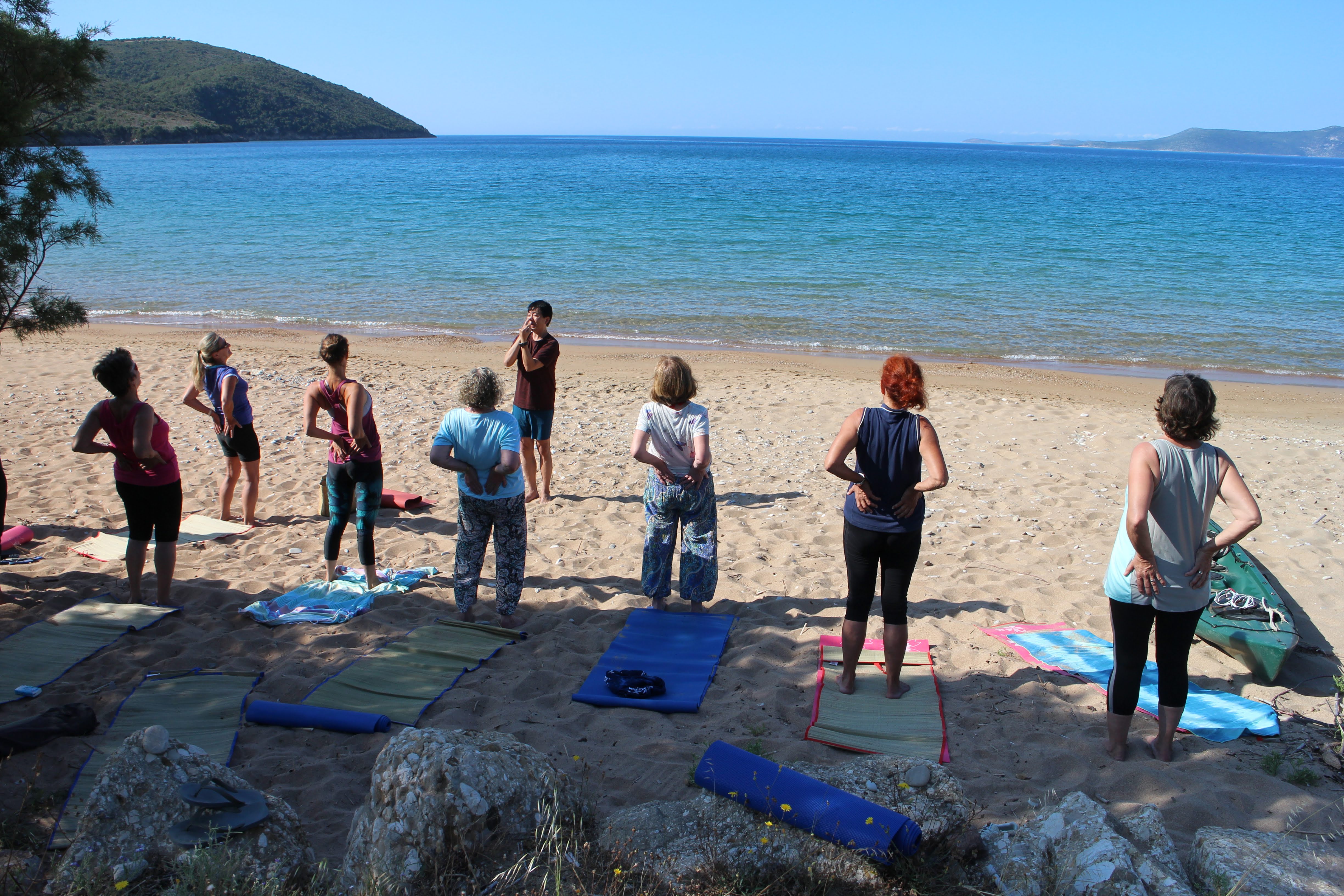 Yogaevent: Gruppe am Strand - Yoga und Meer - Ruhe finden und Kraft tanken - Yoga mit Wei