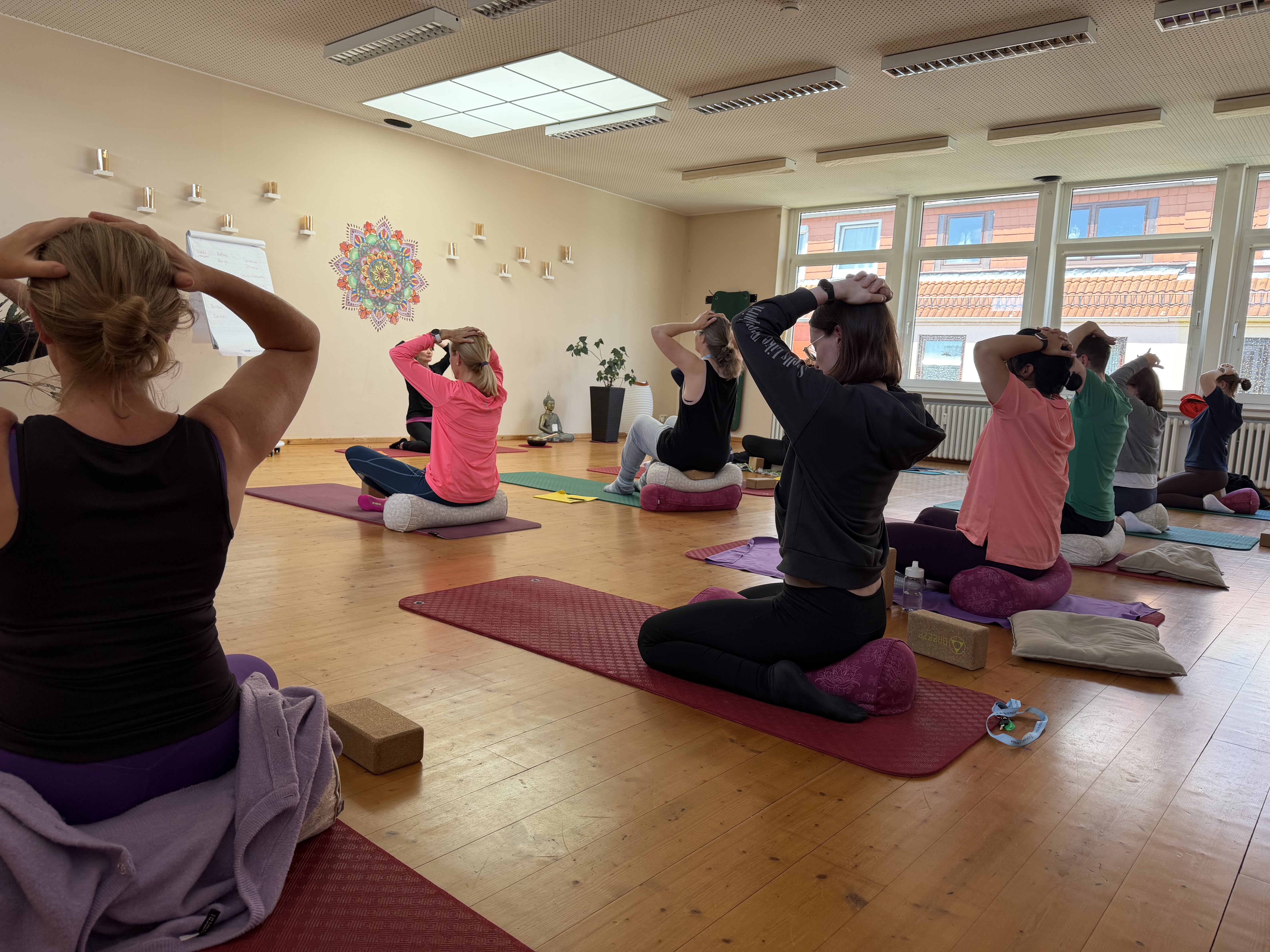 Yoga class - Weyhe - 200h Yogalehrer-Ausbildung in Bremen – praktische Yoga-Ausbildung in kleinen Gruppen mit Asana-Praxis, Unterrichtsmethodik und persönlicher Begleitung. Yoga Alliance zertifiziert und berufsbegleitend - Rückenschule&Yoga Bremen