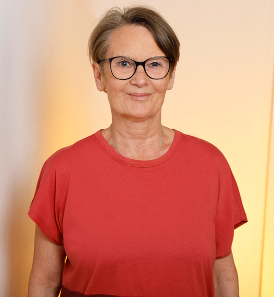 Berufsbegleitende Ausbildung Bremen und Umgebung 200h Yoga Alliance Anerkannter Bildungsurlaub Our yoga teachers introduce themselves... Jutta Kolberg