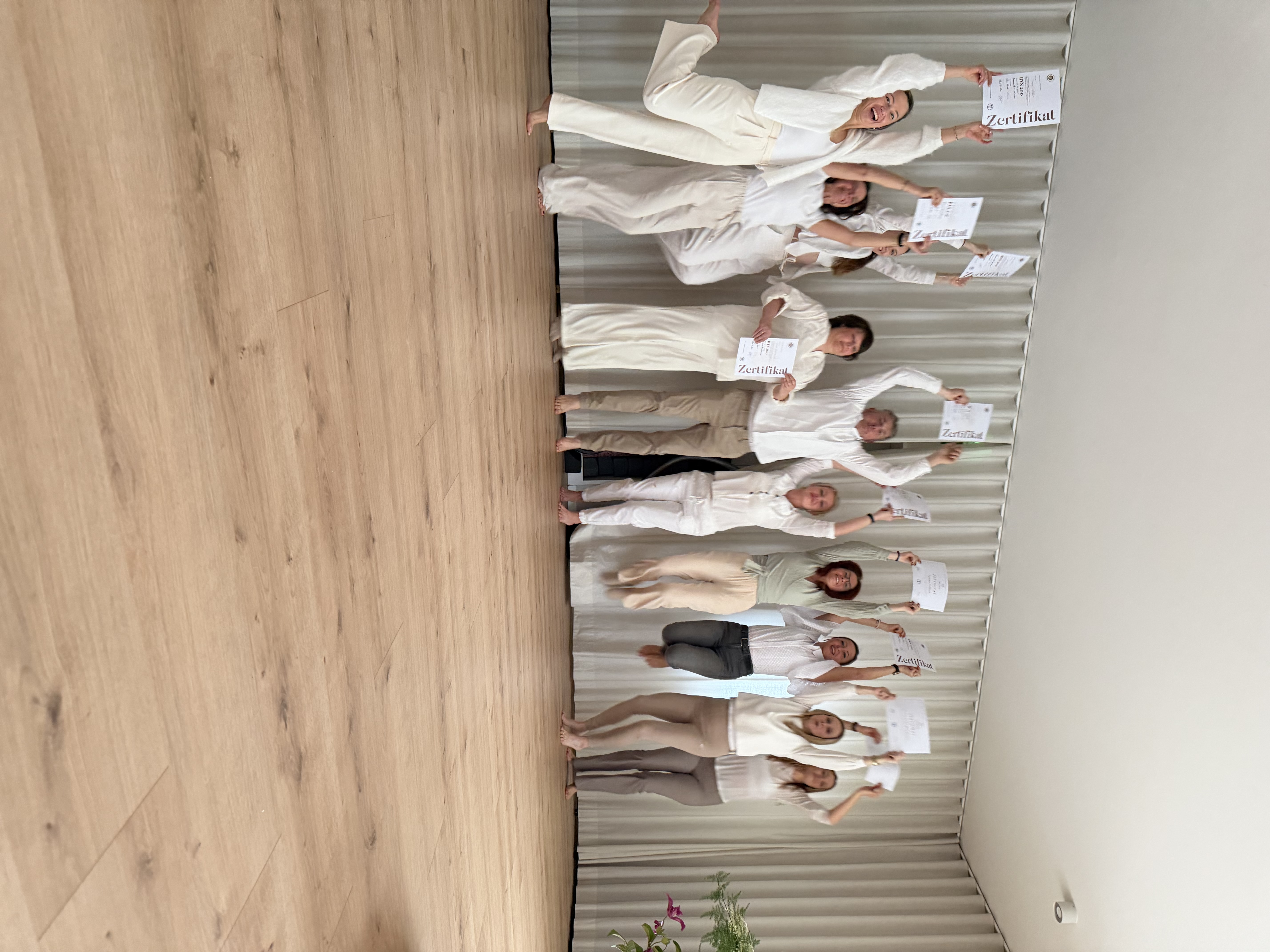 Yogalehrer Ausbildung: Abschluss der Yogalehrer-Ausbildung 200h (Yoga Alliance) in Bremen – Übergabe der Zertifikate an unsere Absolventinnen - Berufsbegleitende Ausbildung Bremen und Umgebung 200h Yoga Alliance Anerkannter Bildungsurlaub