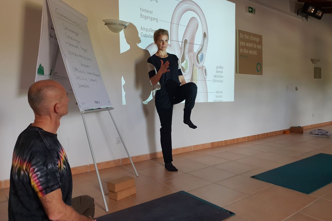 Yoga: Kerstin Karuna Linnartz beim Unterrichten des be better YOGA Teacher Trainings  - Kerstin Linnartz